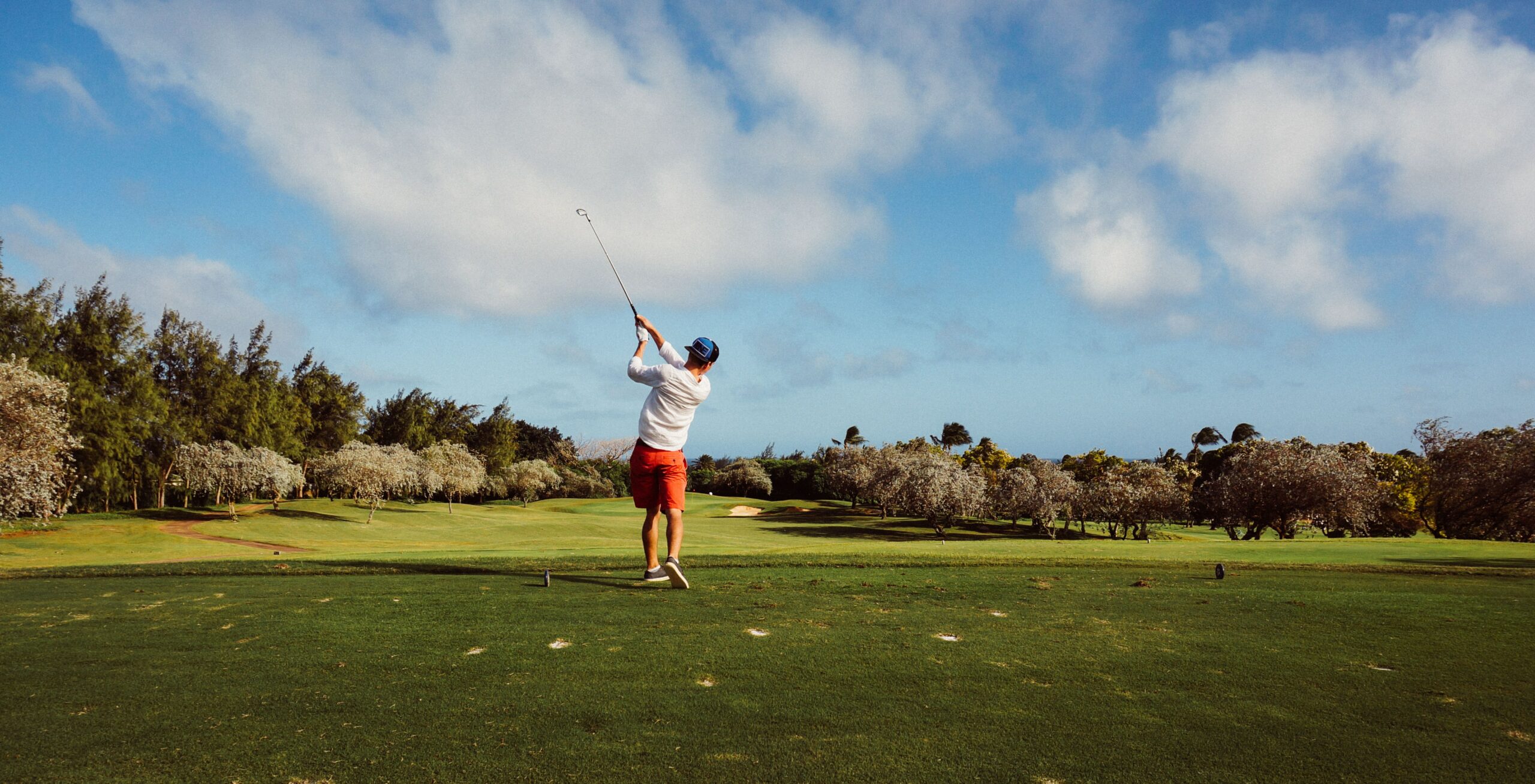 man taking a swing on a golf course | golf schools Lone Tree